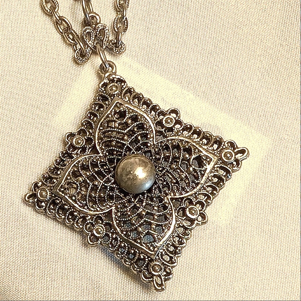 Elegant Celebrity Silver Pendant Necklace